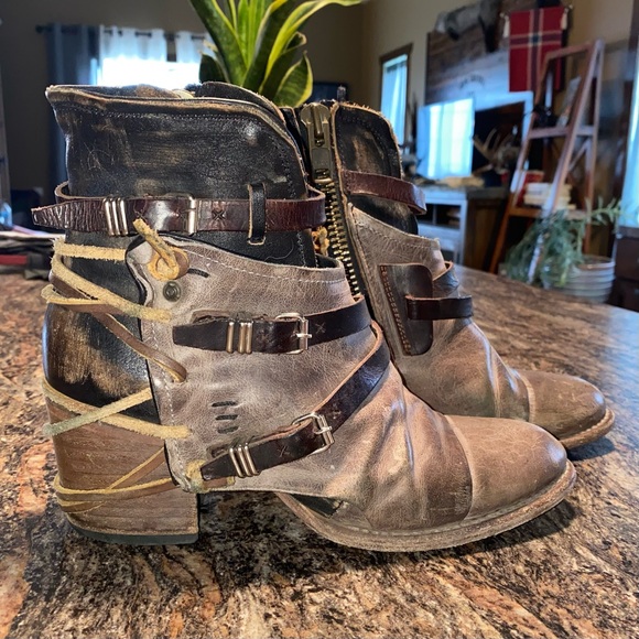 Freebird by Steve Madden CRUE Grey Multi 8 Leather Distressed Bootie - Picture 2 of 11